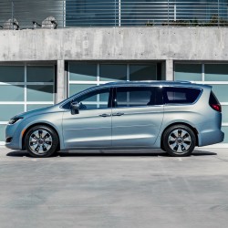  Chrysler Pacifica Painted Body Side Molding 2017 - 2025 / FE7-PAC17