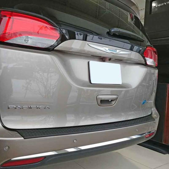 4-Piece Carbon Fiber Door Sill Protectors For Chrysler Pacifica/Voyager 2017-2022 – Anti-Scratch & Waterproof Trim